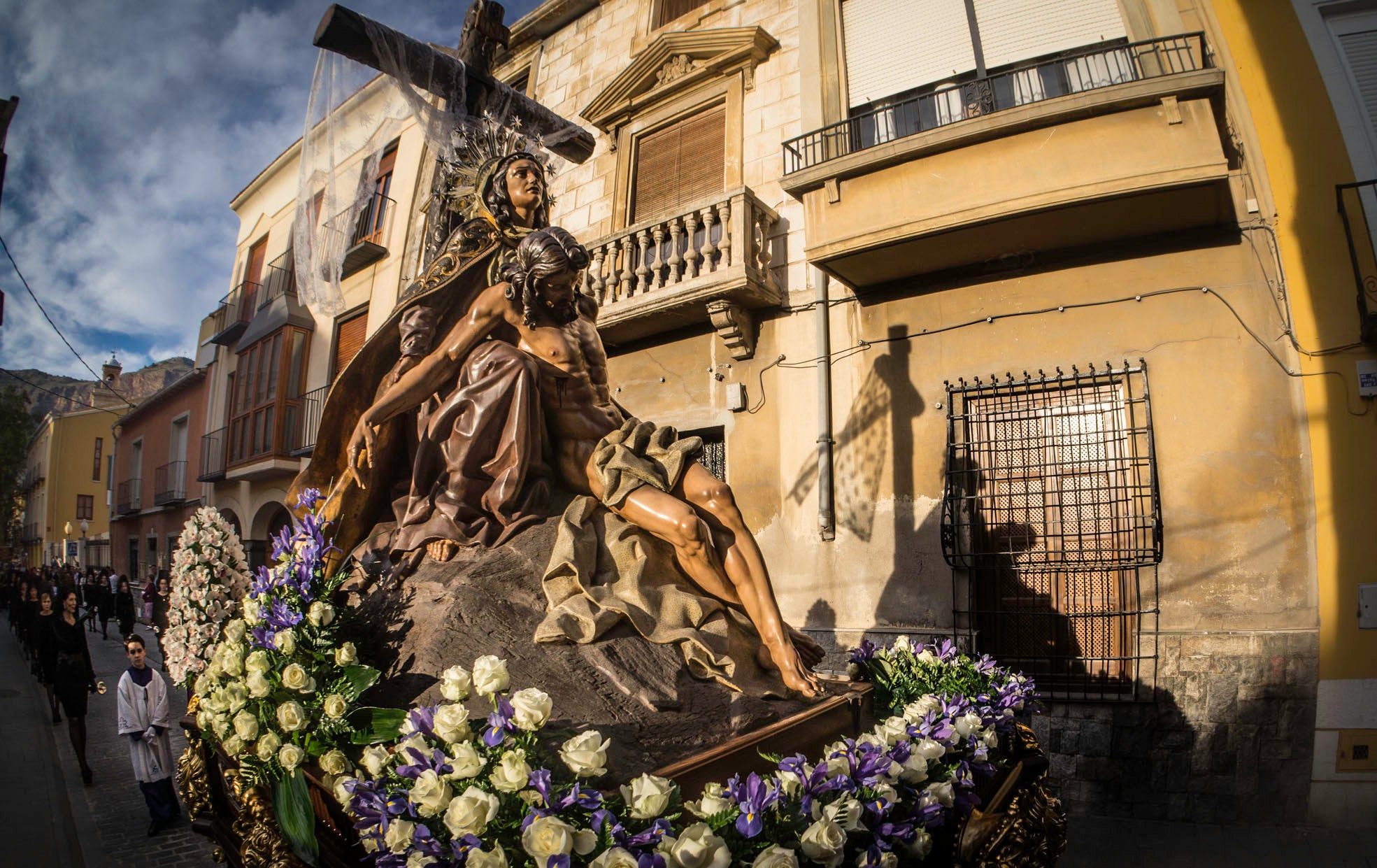 Las Mantillas velan la muerte de Jesús