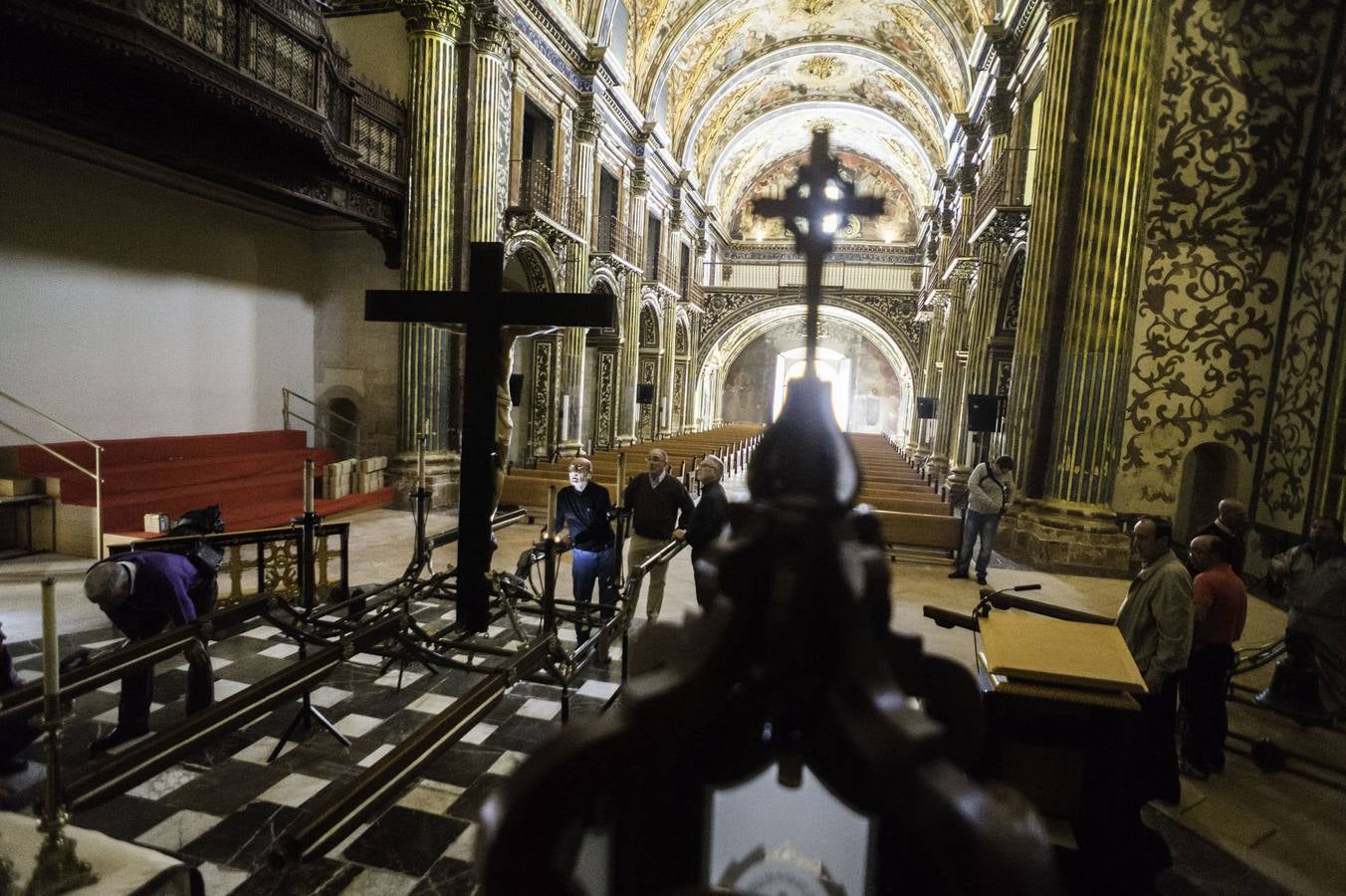 Preparativos del Cristo de la Buena Muerte