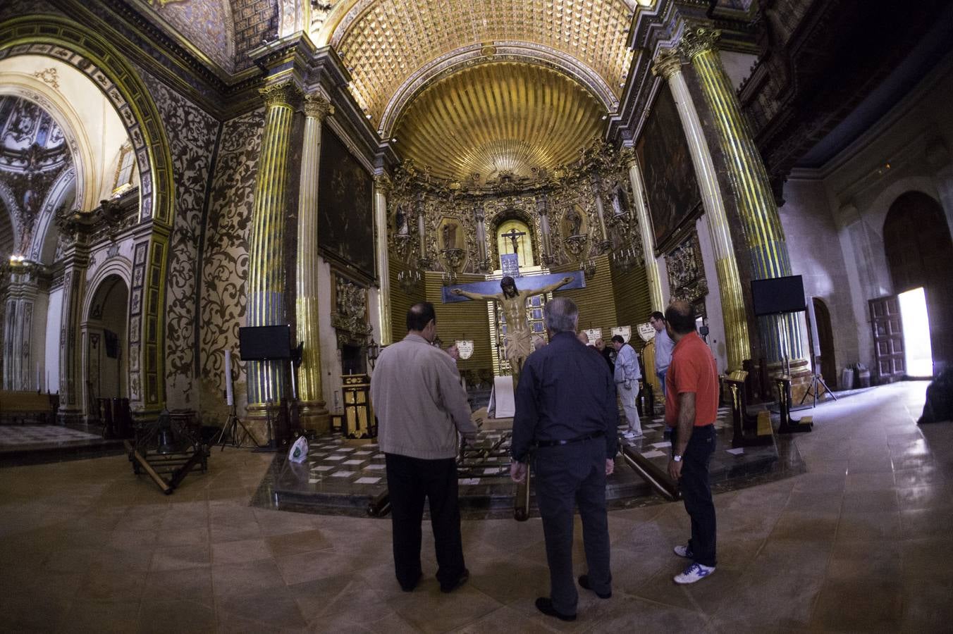 Preparativos del Cristo de la Buena Muerte