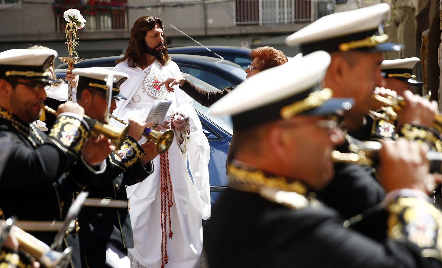 Un hombre disfrazado de Jesús para el desfile de la Semana Santa Marinera aguarda ante el paso de una banda durante este de este domingo de resurección.