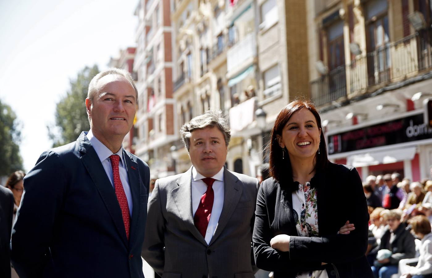 El president de la Generalitat, Alberto Fabra (i), la portavoz del Consell, María José Catalá, y el conseller de gobernación, Luis Santamaría, al inicio del desfile de este domingo de resurección en la Semana Santa Marinera.