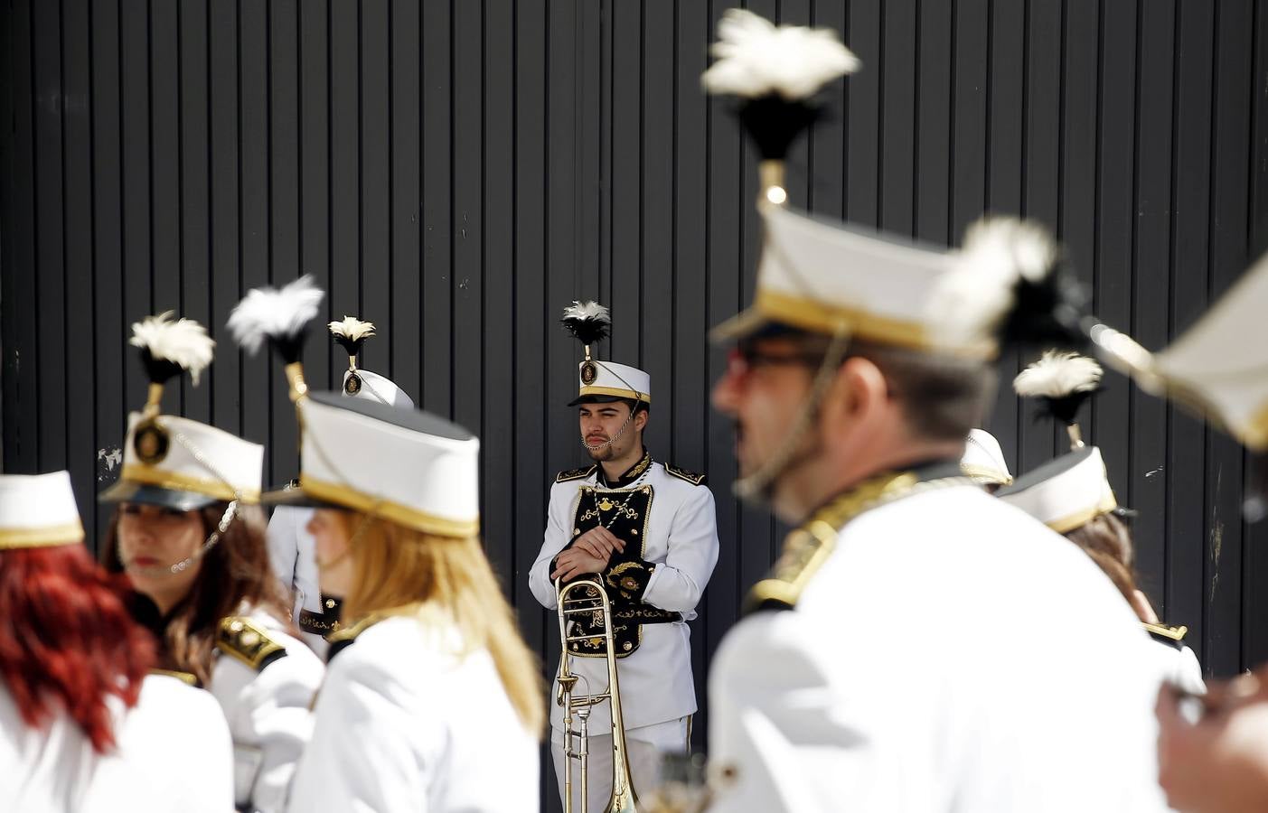 Un grupo de músicos aguardan al inicio del desfile de este domingo de resurección en la Semana Santa Marinera.