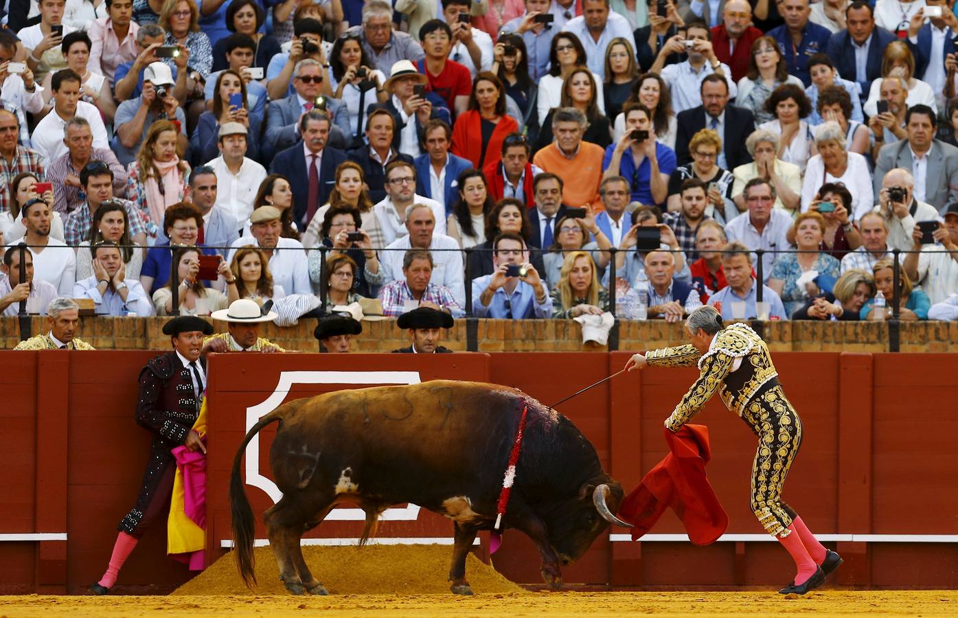 Espartaco se retira y sale por la puerta grande de la Maestranza