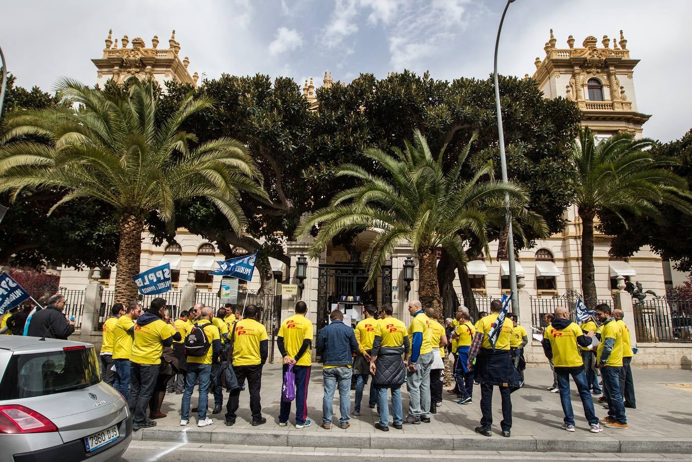 Protesta de la Policía Local de Elda frente a la Diputación