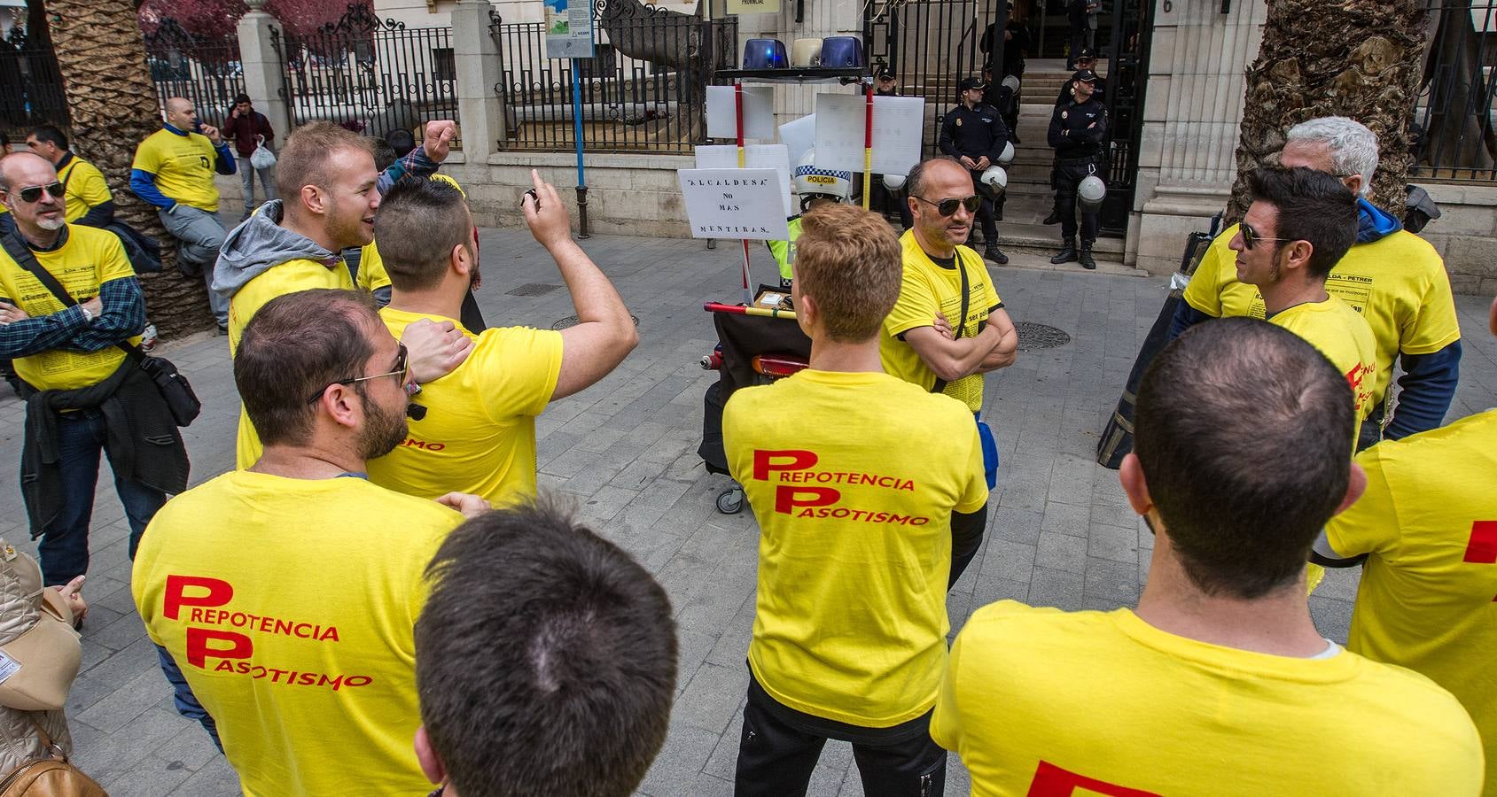 Protesta de la Policía Local de Elda frente a la Diputación