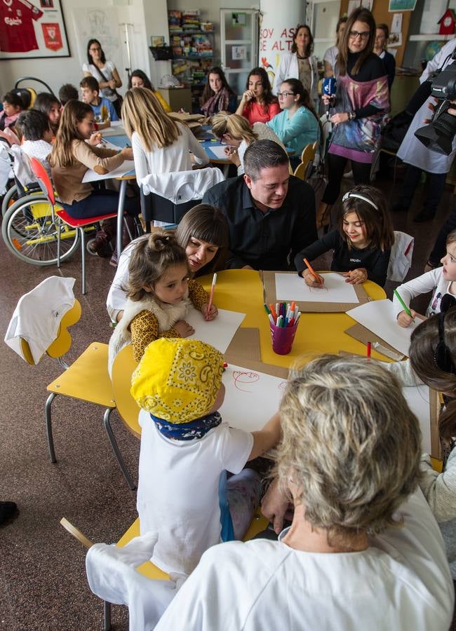 Hannibal Laguna acerca la moda a los niños del Hospital de Alicante