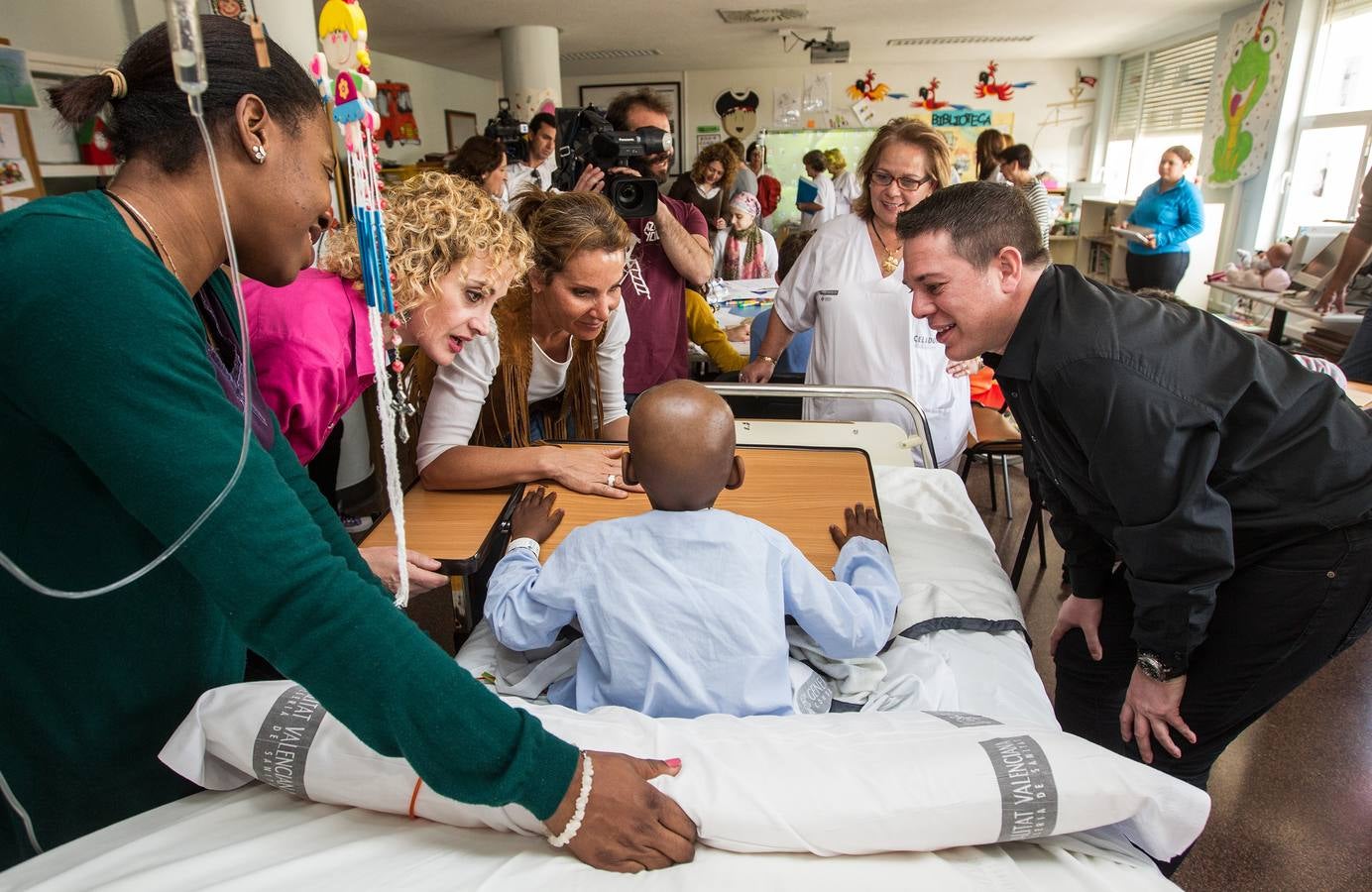 Hannibal Laguna acerca la moda a los niños del Hospital de Alicante