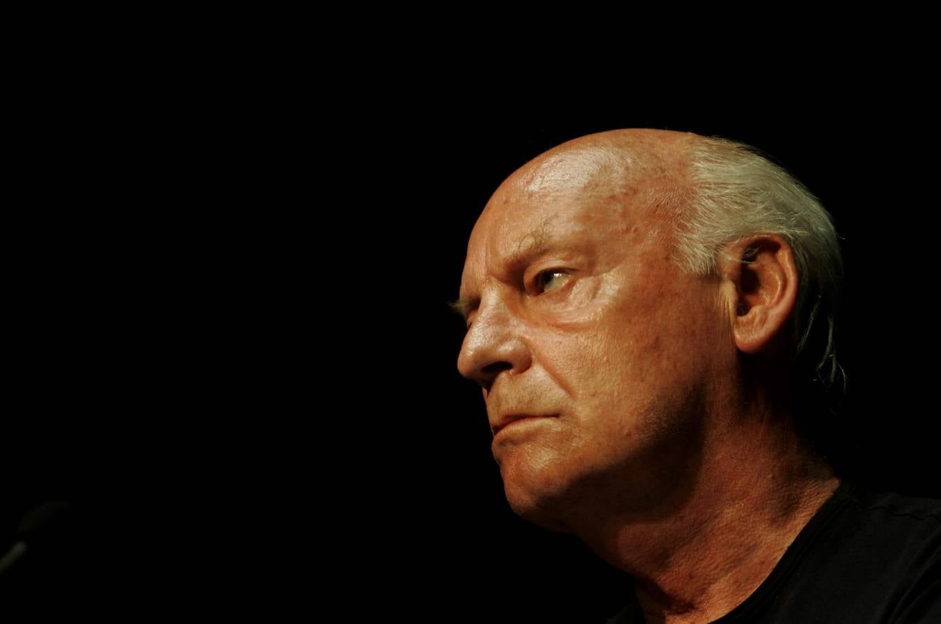 Galeano, autor entre otros de 'Las venas abiertas de América Latina', ha fallecido en un hospital de Montevideo, su ciudad natal, donde ingresó el pasado viernes a causa de complicaciones derivadas del cáncer de pulmón que le fue diagnosticado en 2007.