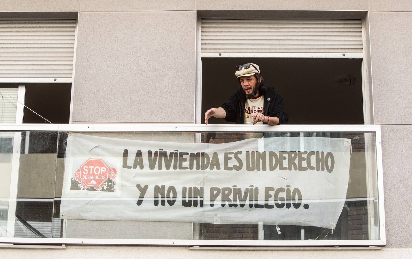 La PAH abre un edificio para cuatro familias en Alicante