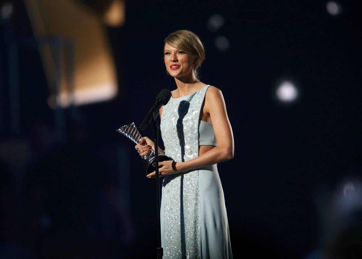 Taylor Swift recoge el premio Milestone de manos de su madre