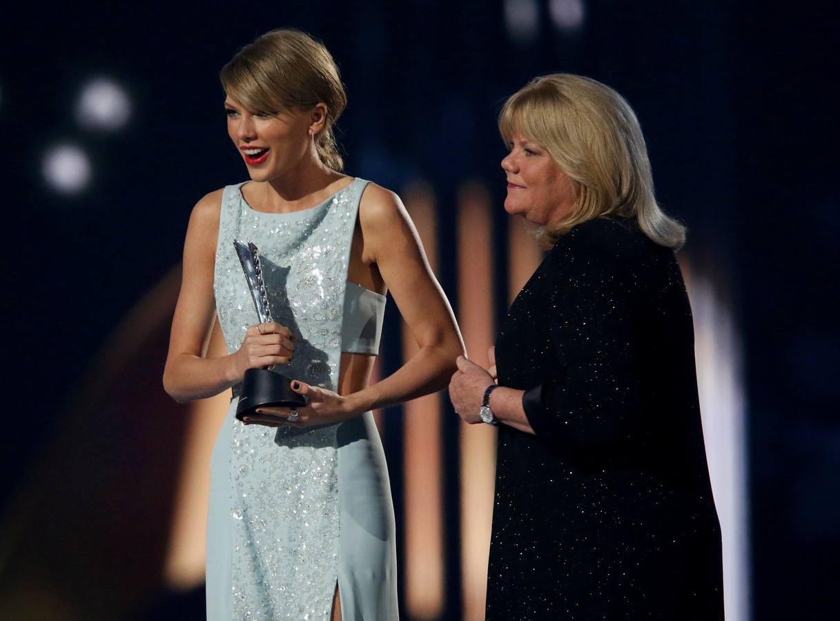 Taylor Swift recoge el premio Milestone de manos de su madre