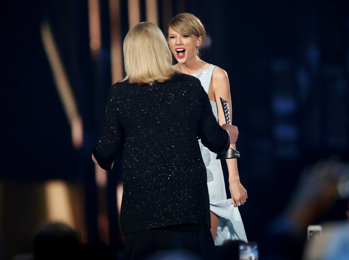 Taylor Swift recoge el premio Milestone de manos de su madre