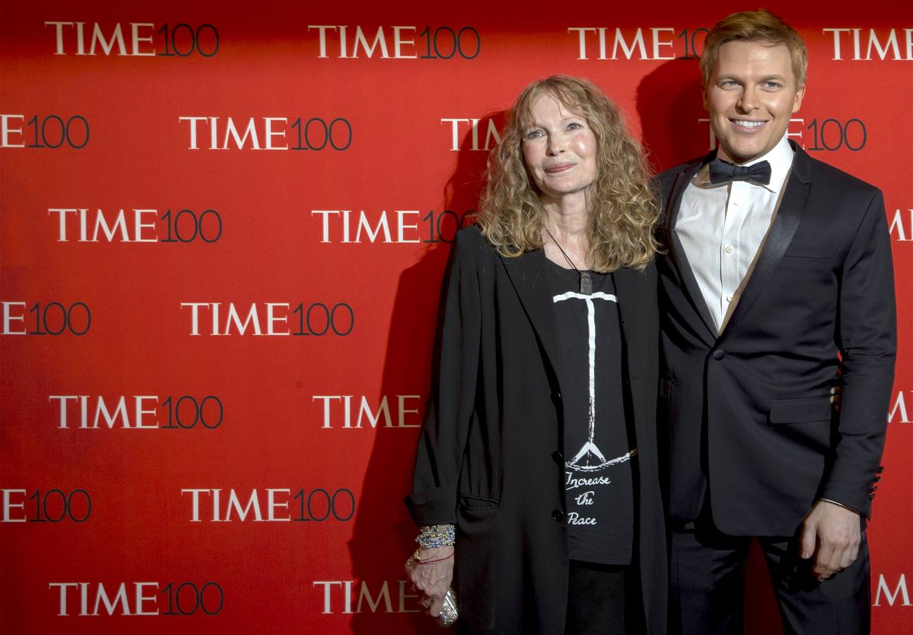 Mia Farrow y su hijo, Ronan Farrow