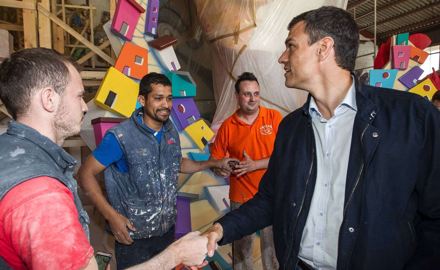 Pedro Sánchez visita el taller del artista Pedro Espadero