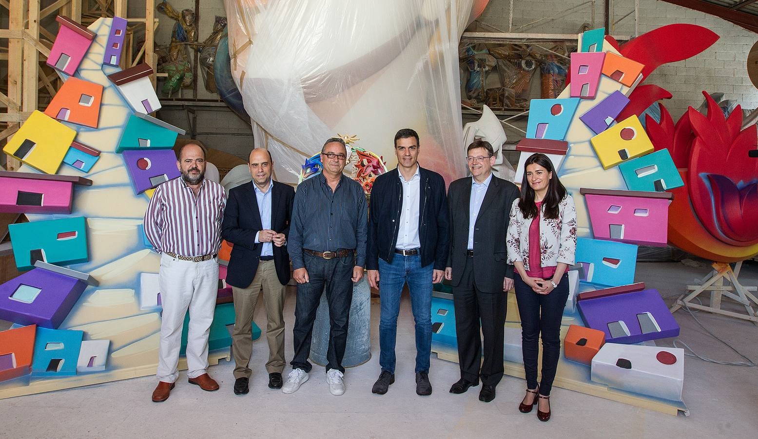 Pedro Sánchez visita el taller del artista Pedro Espadero