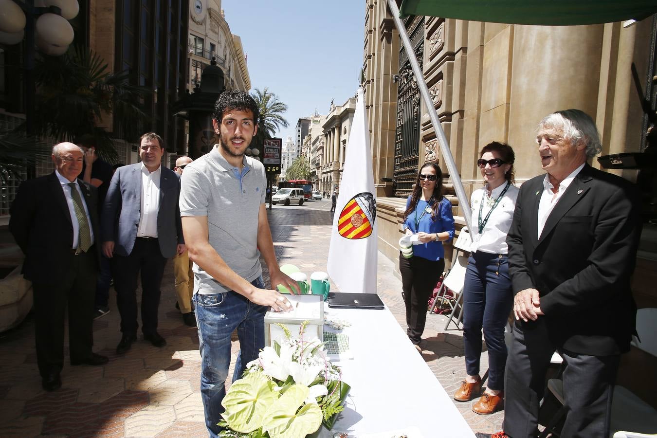 Dani Parejo en la mesa petitoria habilitada por el Valencia CF.