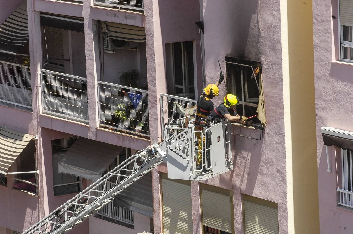 Incendio en una vivienda de la calle Ausiás March