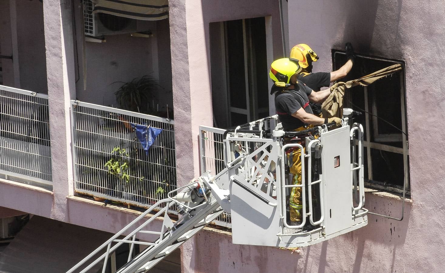 Incendio en una vivienda de la calle Ausiás March