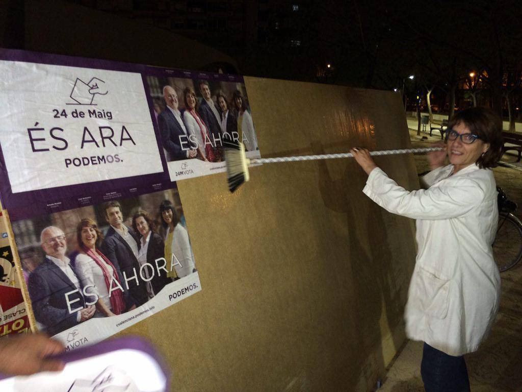 Pegada de carteles en Alicante