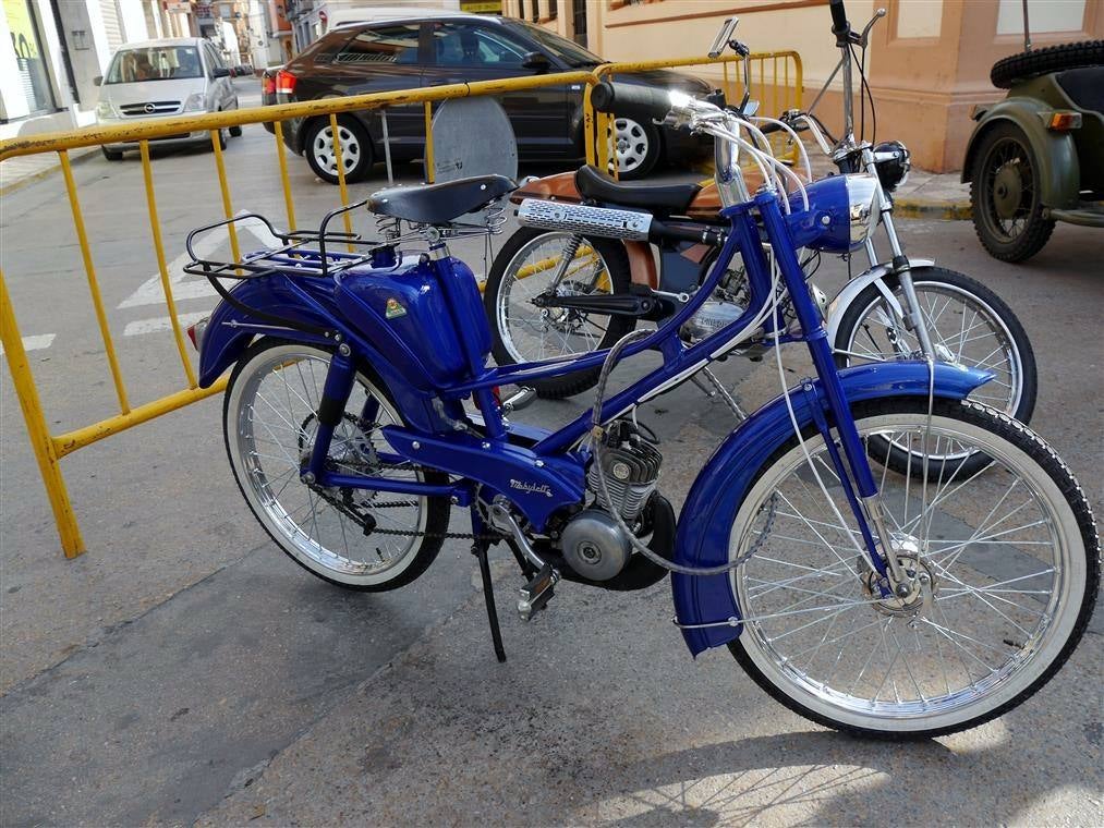 I Concentración de coches y motos clásicas en Alcàsser