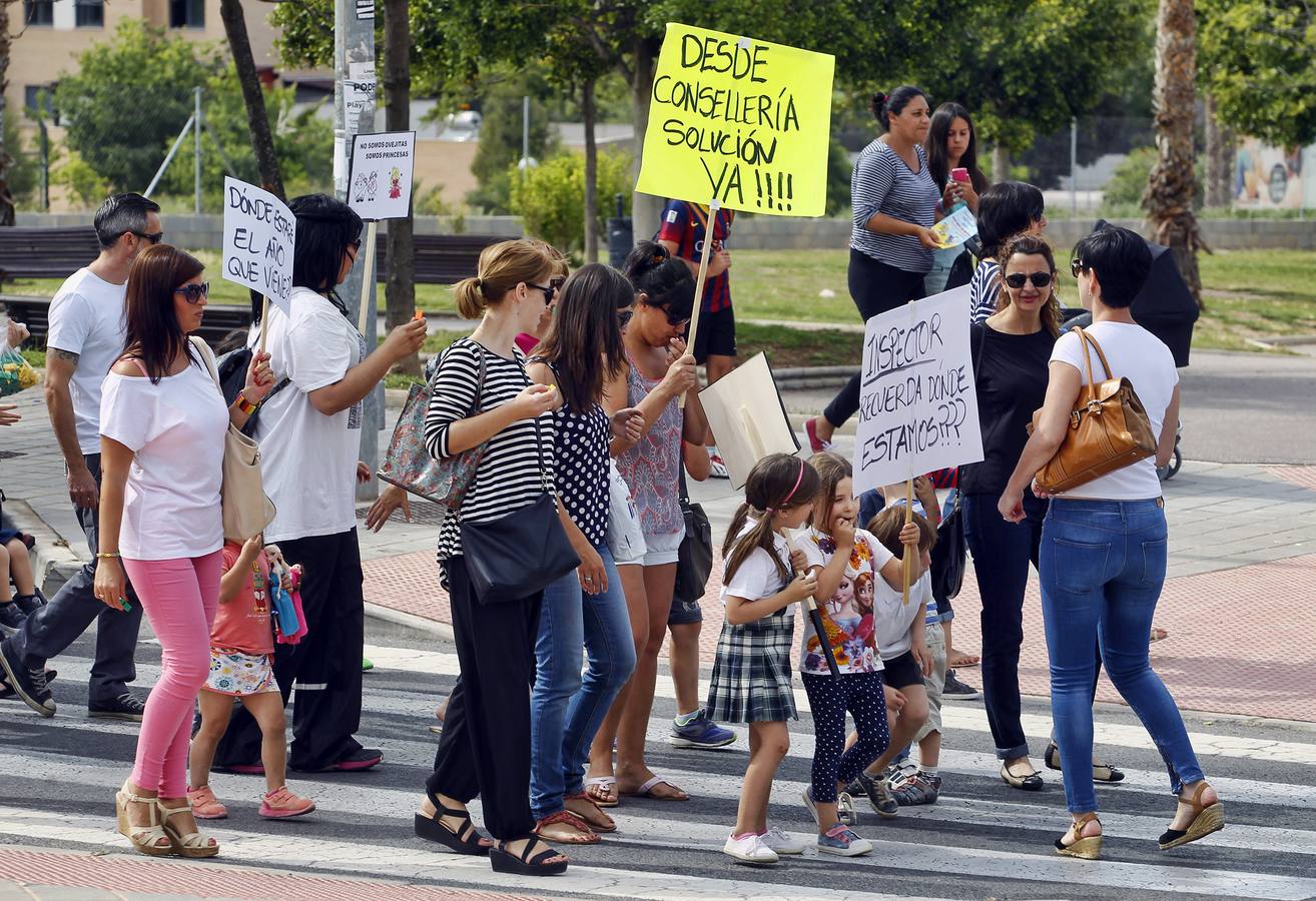 Protesta de padres y alumnos del Colegio La Almadraba