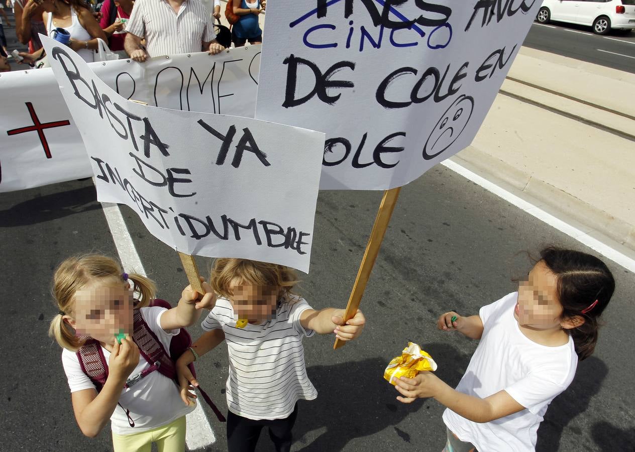 Protesta de padres y alumnos del Colegio La Almadraba