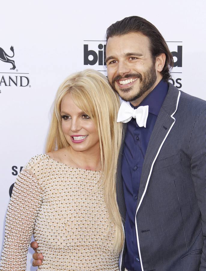 La cantante Britney Spears posa junto a su novio, Charlie Ebersol.