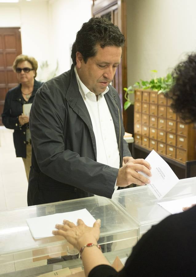 El Presidente de la Diputación de Castellón y del PP provincial Javier Moliner ejerce su derecho al voto.