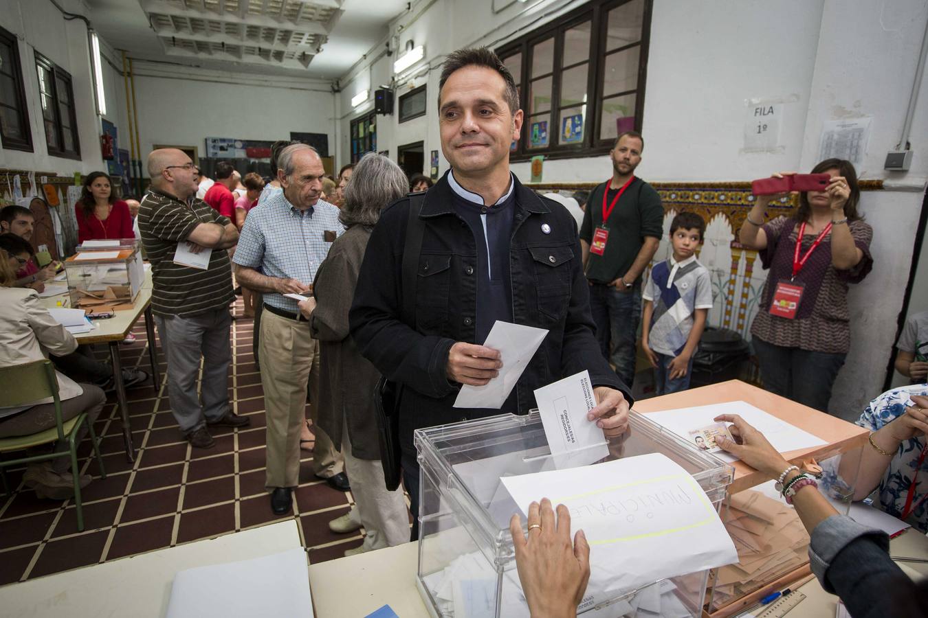 El candidato de EU a la alcaldía de Valencia, Amadeu Sanchís, ejerce su derecho al voto.