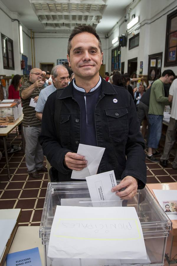 El candidato de EU a la alcaldía de Valencia, Amadeu Sanchís, ejerce su derecho al voto.