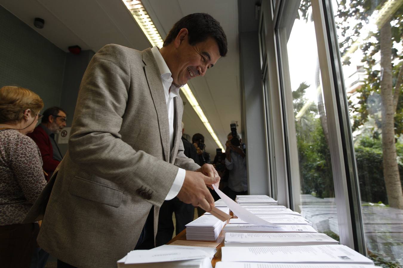 El candidato de Ciudadanos a la Alcaldía de Valencia, Fernando Giner, ejerce su derecho al voto en un colegio de Valencia.