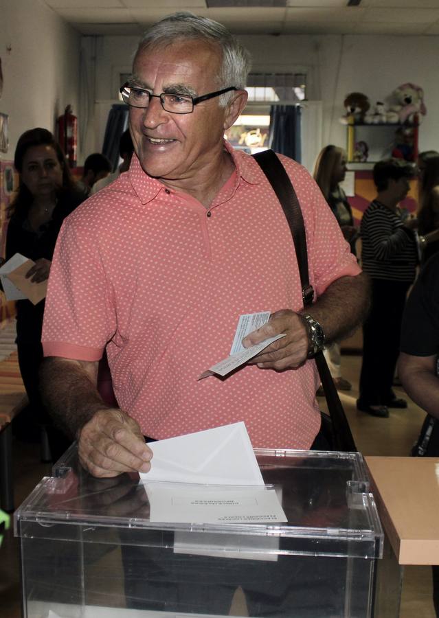 Fotografia ceddia por EUPV del candidato a la alcaldía de valencia Joan Ribó ejerciendo su derecho al voto en su colegio electoral.