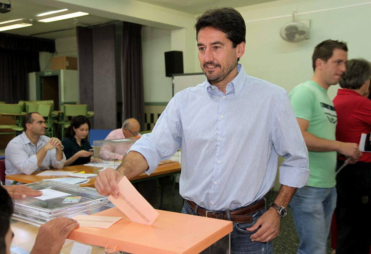 Fotografía facilitada por Valencia en Comú de Jordi Peris, candidato a la alcaldía de valencia, ejerciendo su derecho a voto.