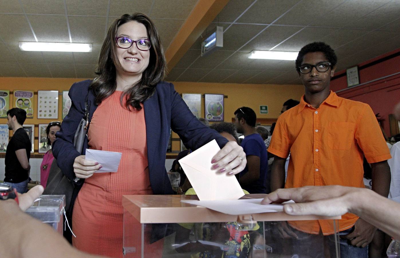 La candidata a la presidencia de la Generalitat, Mónica Otra, ejerciendo su derecho al voto en un colegip electoral de Ribarroja.