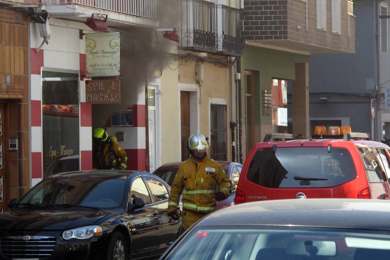 Un incendio en un centro de spa en el centro urbano alerta a los vecinos de Dénia