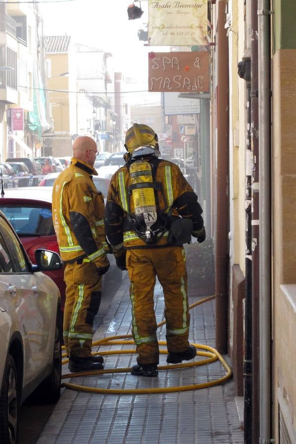 Un incendio en un centro de spa en el centro urbano alerta a los vecinos de Dénia