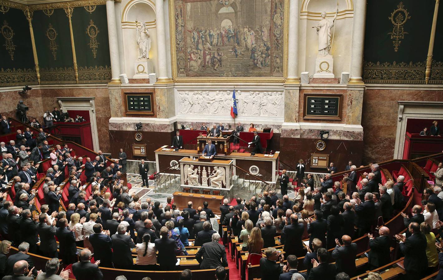 El rey Felipe es aplaudido por los diputados frenceses tras su intervención hoy en la Asamblea Nacional, en París