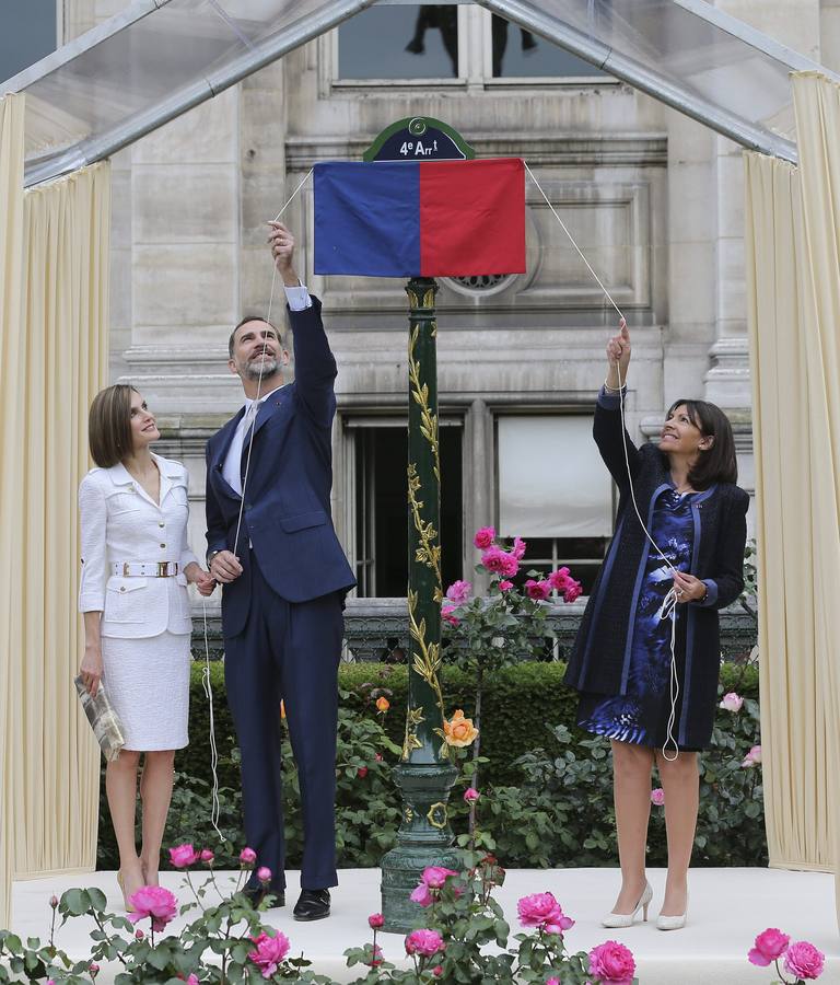 Los reyes Felipe y Letizia acompañados por la alcaldesa de París, Anne Hidalgo, descubren una placa conmemorativa durante el homenaje que rindieron hoy a los republicanos españoles que formaban parte de 'La Nueve'.