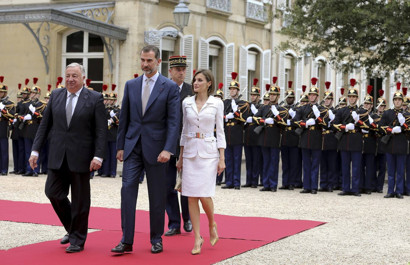 Los reyes Felipe y Letizia acompañados por el presidente del Senado, Gerard Larcher, durante la visita realizada hoy a la cámara alta del Parlamento francés.