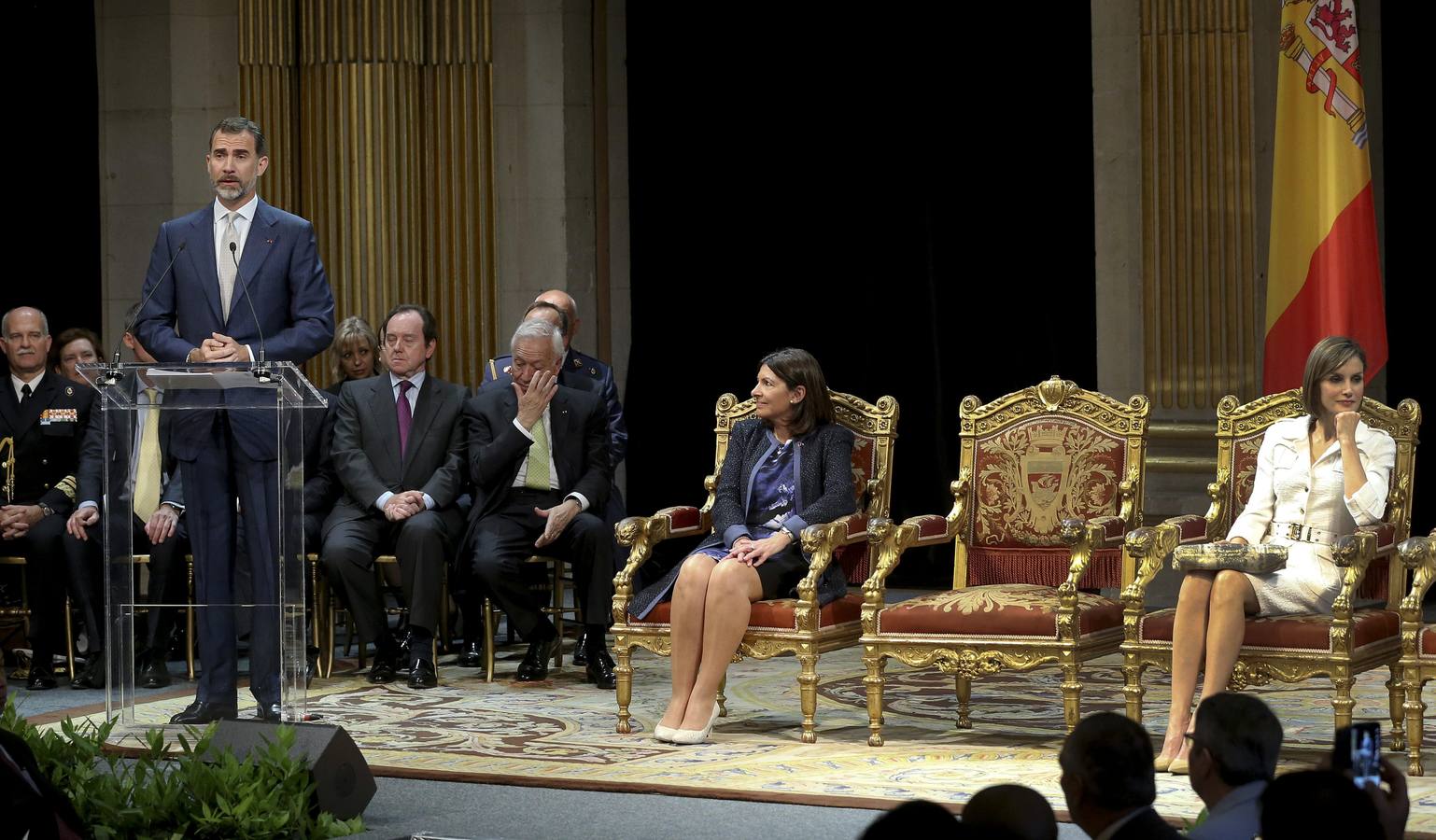 El rey Felipe VI, en presencia de la reina Letizia y la alcaldesa de París, Anne Hidalgo, durante el discurso que ha pronunciado en la visita realizada hoy al Ayuntamiento parisino.