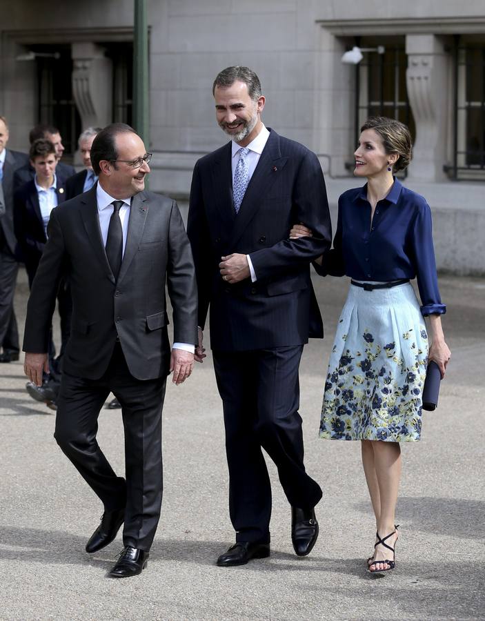 Los reyes Felipe y Letizia, junto al presidente francés, François Hollande (i).