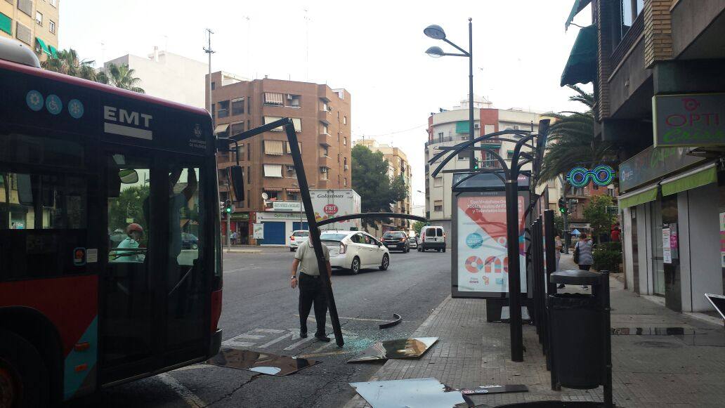 Un autobús se empotra contra una marquesina en Valencia