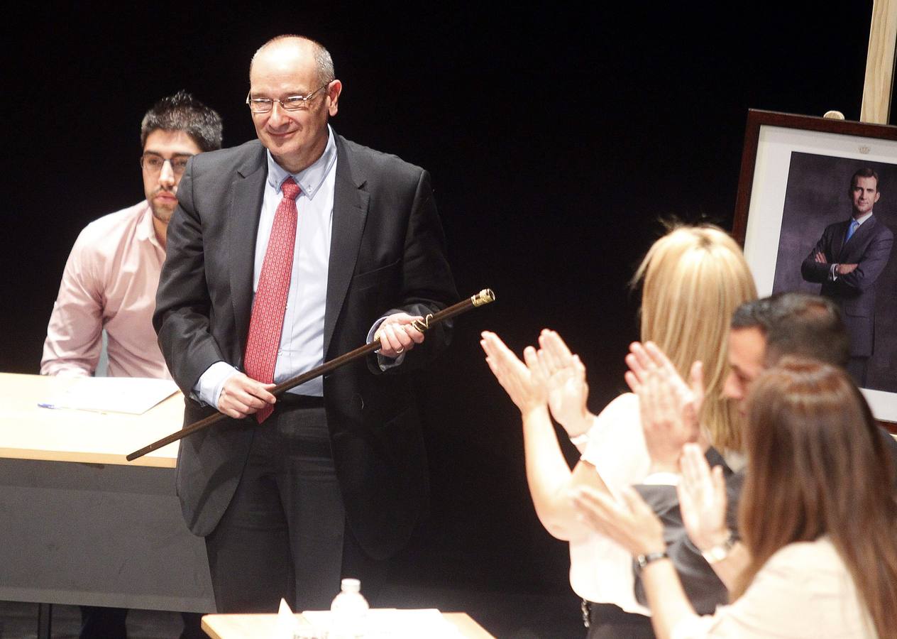 El candidato del PP al Ayuntamiento de Parla, Luis Martínez Hervás, con el bastón de mando tras haber sido investido alcalde del consistorio.