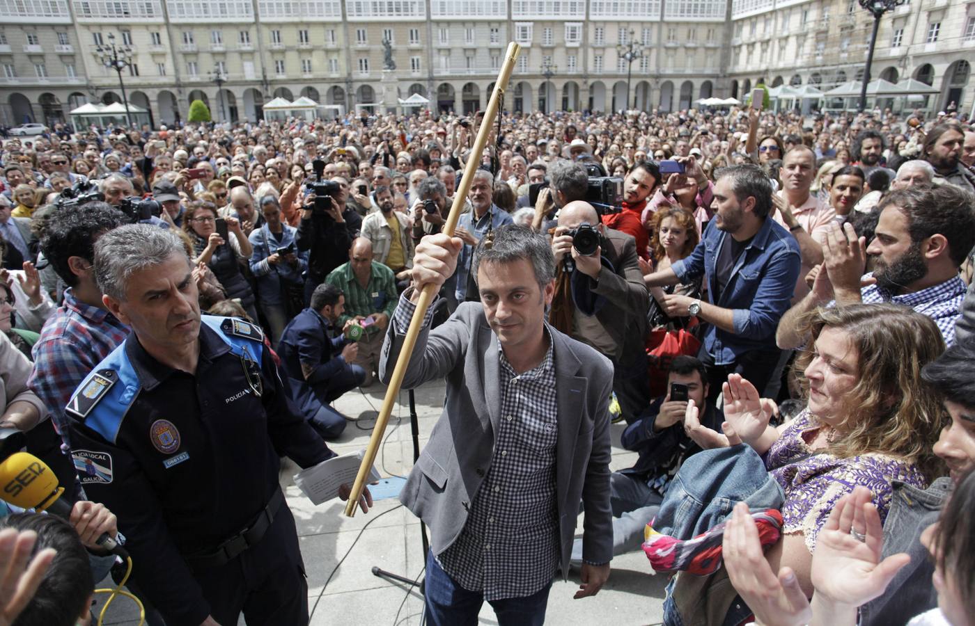 El nuevo alcalde de La Coruña y líder de la Marea Atlántica, Xulio Ferreiro, sostiene el bastón tras ser proclamado este mediodía regidor de la ciudad.