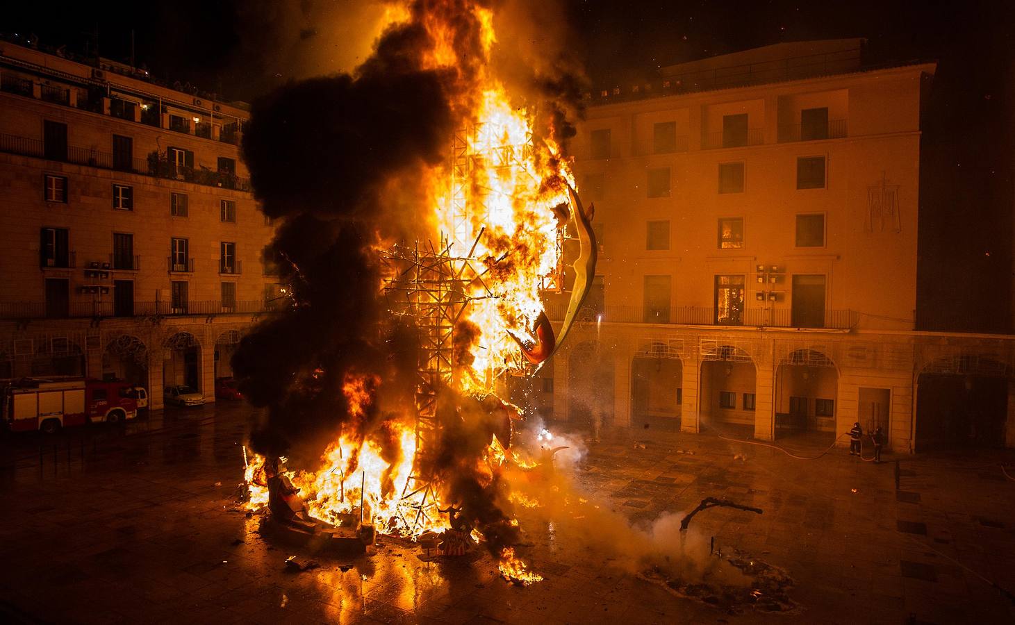 Cremá de la Hoguera Oficial de Alicante