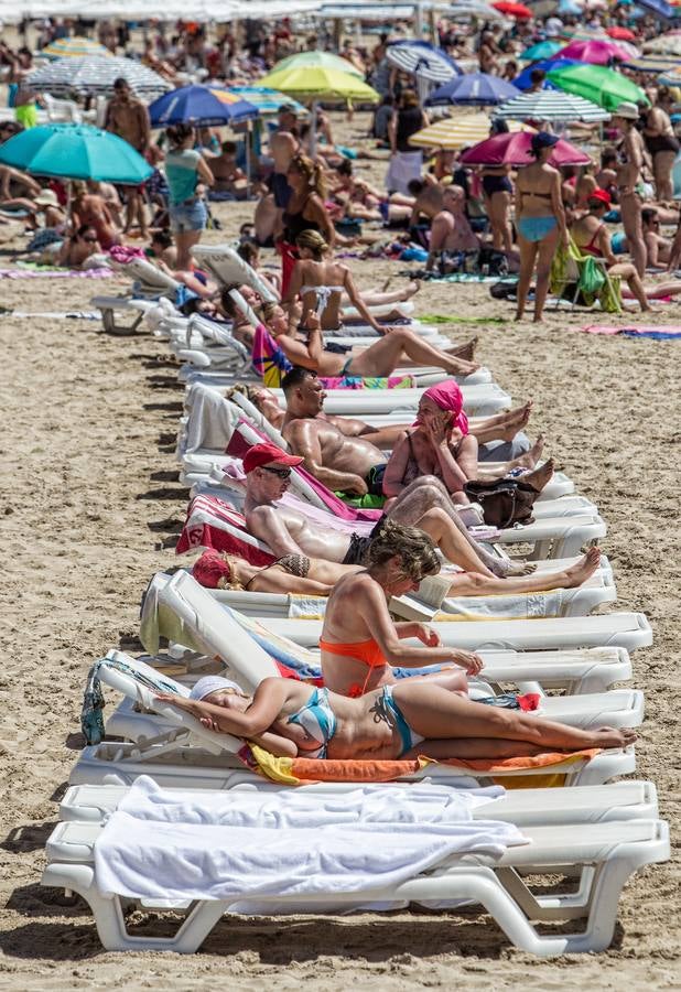 Los turistas disfrutan de la playa del Postiguet