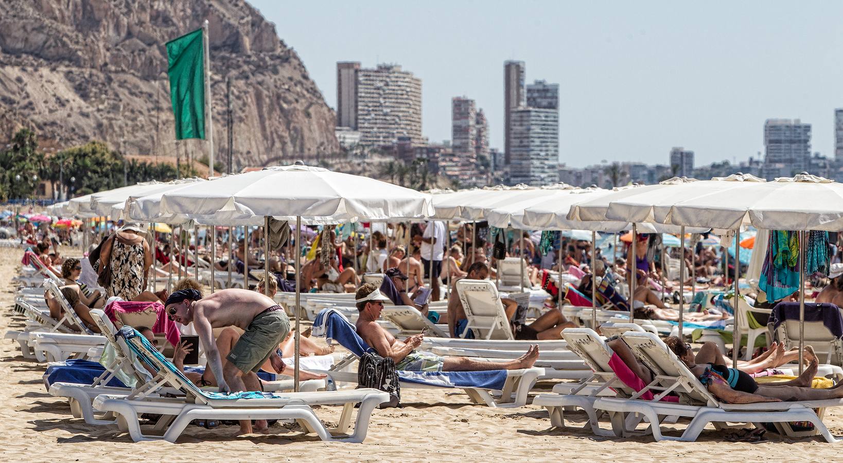 Los turistas disfrutan de la playa del Postiguet