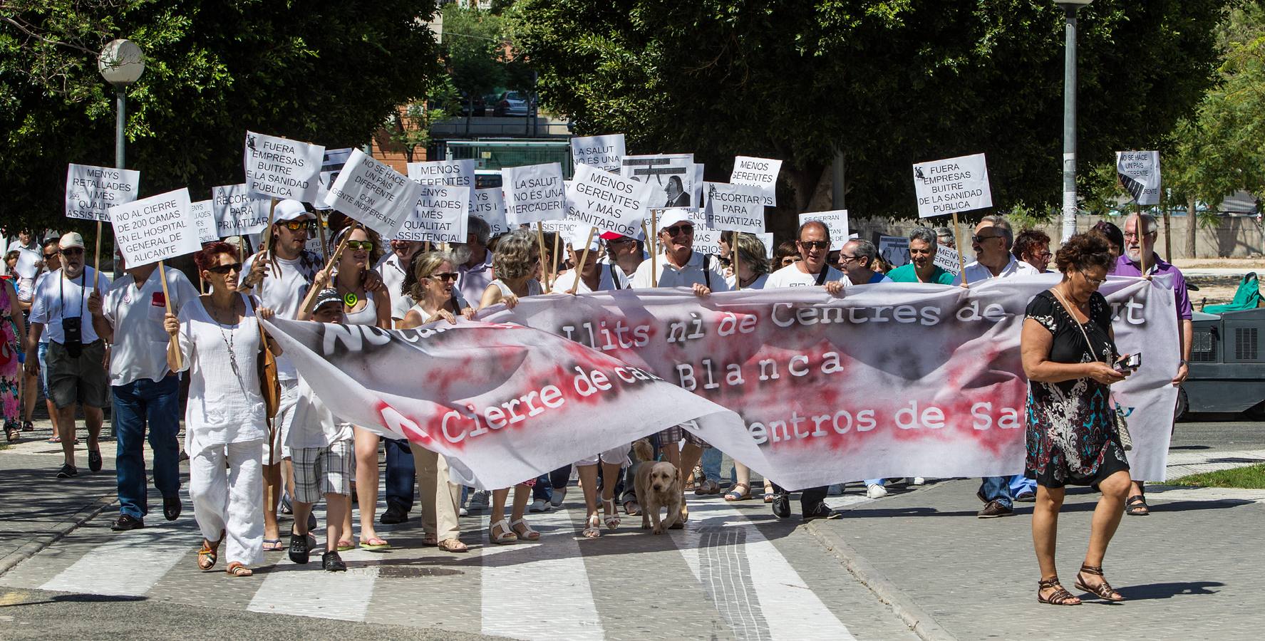 Protesta en el Hospital General de Alicante por el cierre de camas