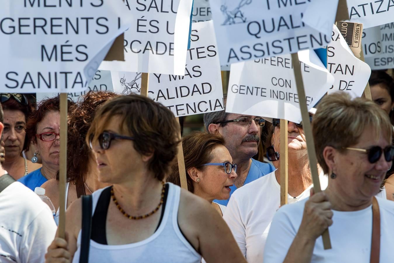 Protesta en el Hospital General de Alicante por el cierre de camas