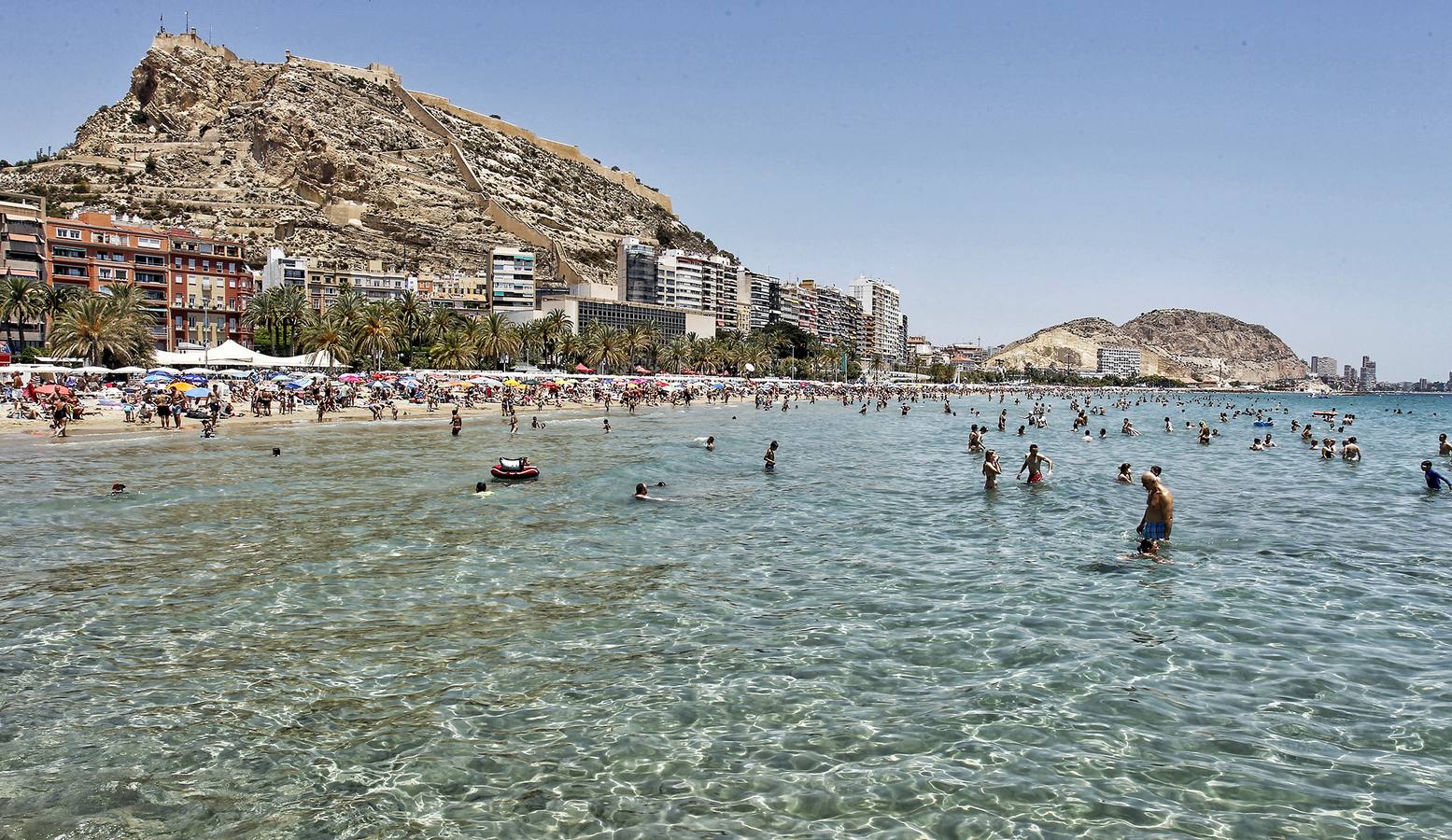 El Postiguet a reventar por las altas temperaturas